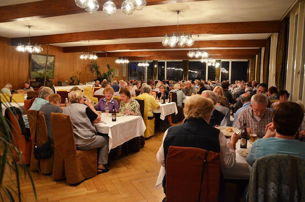 Hotel Loewen Lungern Bagian luar foto